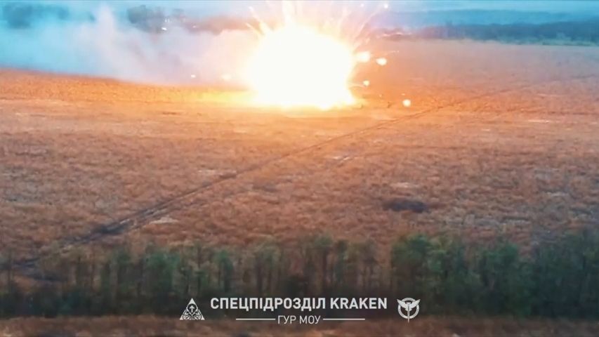 Video: Salva z tanku a pozice jsou zničené. Jak pracuje ukrajinský „Kraken“